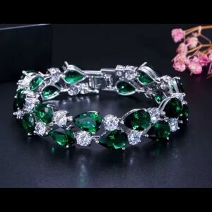 Gorgeous emerald and clear crystal teardrop crystals bracelet